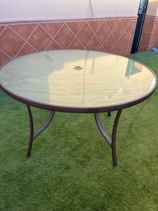 Mesa de jardín redonda de cristal y metal