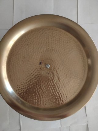 Bandeja redonda dorada martillada