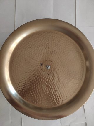 Bandeja redonda dorada martillada