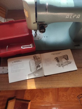 Máquina de coser Alfa antigua