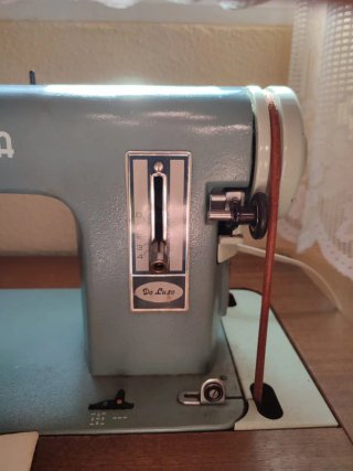 Máquina de coser Alfa antigua