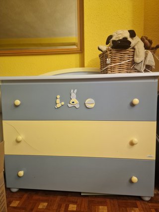 Cómoda infantil azul y beige