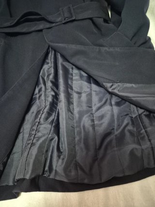 Abrigo tipo gabardina acolchado color azul oscuro