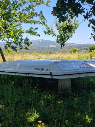 Cama coche, fácil instalación.