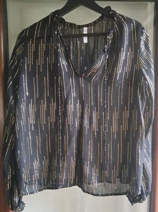 Blusa negra con detalles dorados
