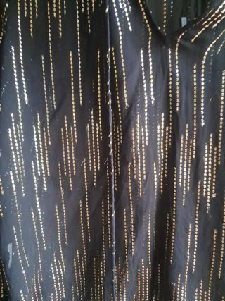 Blusa negra con detalles dorados
