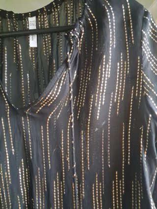 Blusa negra con detalles dorados