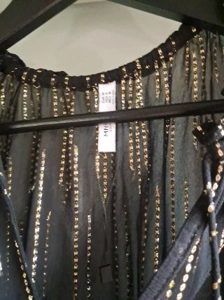 Blusa negra con detalles dorados
