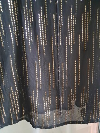 Blusa negra con detalles dorados