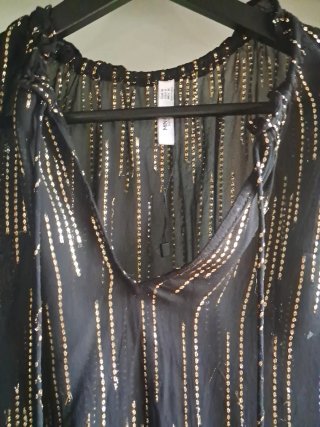 Blusa negra con detalles dorados