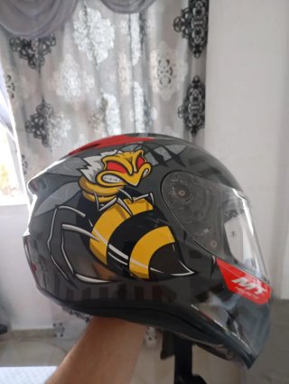 Casco MT homologado abeja