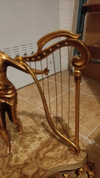 Reloj de sobremesa estilo clásico dorado