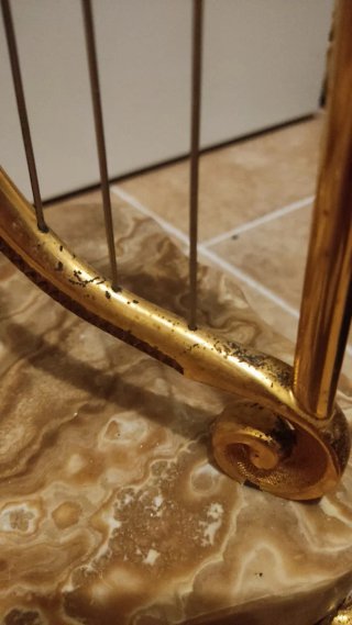 Reloj de sobremesa estilo clásico dorado