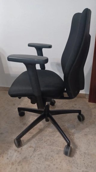 Sillón de oficina negro