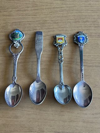 Collezione di 11 cucchiaini da souvenir + Vetrina