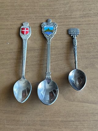 Collezione di 11 cucchiaini da souvenir + Vetrina