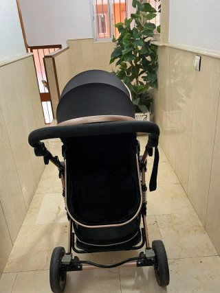 Carrito de bebé negro y dorado
