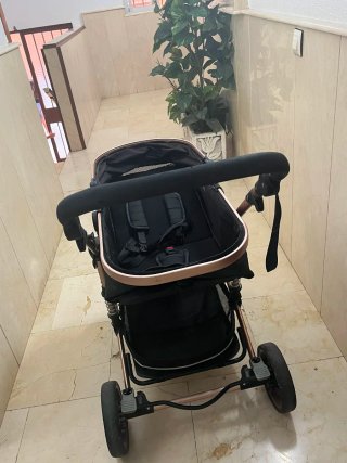 Carrito de bebé negro y dorado