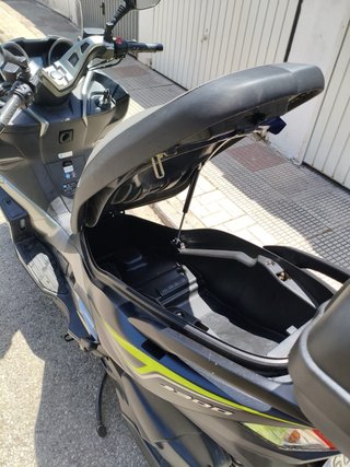 Kawasaki J300 Maxi Scooter Negra/Gris