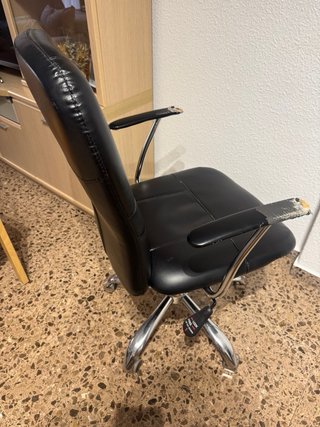 Silla de oficina negra y plateada
