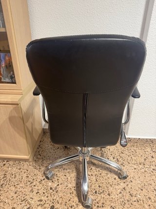Silla de oficina negra y plateada