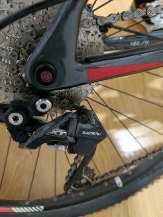Bicicleta de Montaña Trek Negra y Roja.
