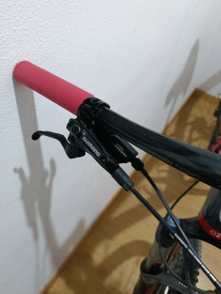 Bicicleta de Montaña Trek Negra y Roja.