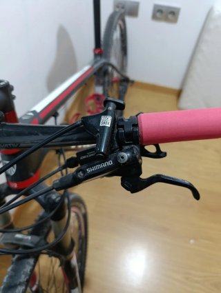 Bicicleta de Montaña Trek Negra y Roja.