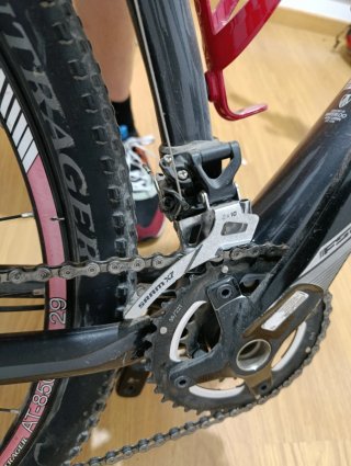 Bicicleta de Montaña Trek Negra y Roja.
