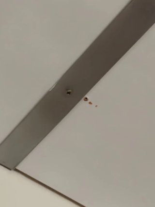 Estantería metálica y madera