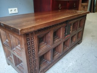 Baúl antiguo de madera y metal