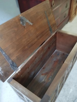 Baúl antiguo de madera y metal