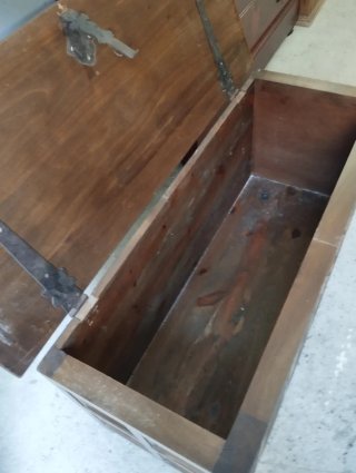 Baúl antiguo de madera y metal