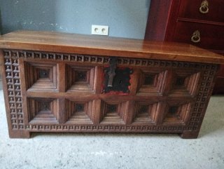 Baúl antiguo de madera y metal