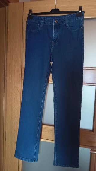Pantalón vaquero mujer azul de tejido elástico.