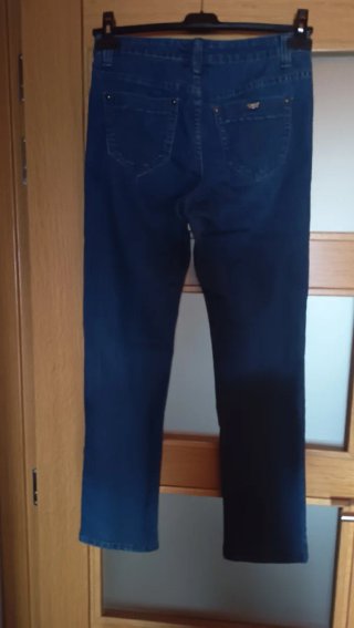 Pantalón vaquero mujer azul de tejido elástico.