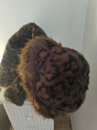 Bufanda y sombrero de pelo sintético