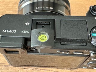 Nivel de burbuja zapata + funda silicona Sony A640