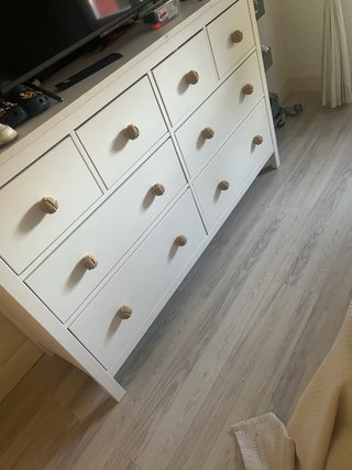 Cómoda blanca de madera