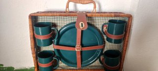 Elegante cesta de picnic con un diseño clásico y f