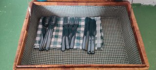 Elegante cesta de picnic con un diseño clásico y f