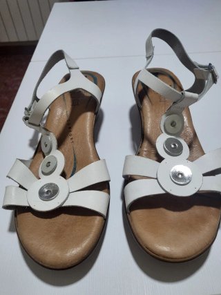 Sandalias de piel blancas