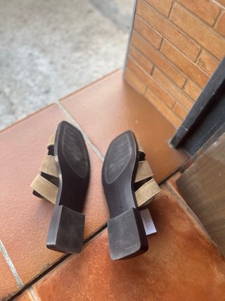 Sandalias cangrejo piel Stradivarius beige 35