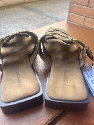 Sandalias cangrejo piel Stradivarius beige 35