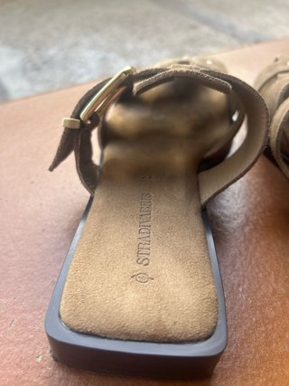 Sandalias cangrejo piel Stradivarius beige 35