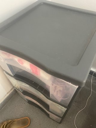 Estantería de plástico negra y transparente