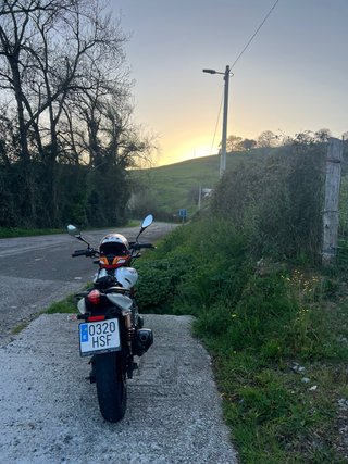 Keeway RKV 125 Naked Blanca y Roja