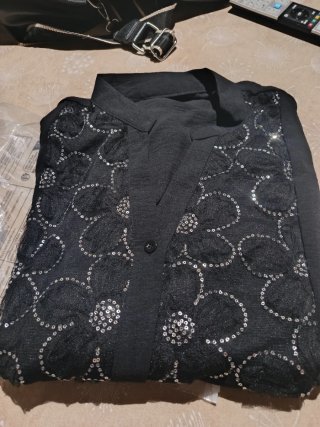 Camisa fiesta negra tipo bluson con lentejuelas.