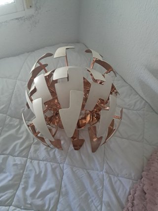 Lámpara de techo moderna dorada y blanca