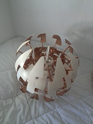 Lámpara de techo moderna dorada y blanca